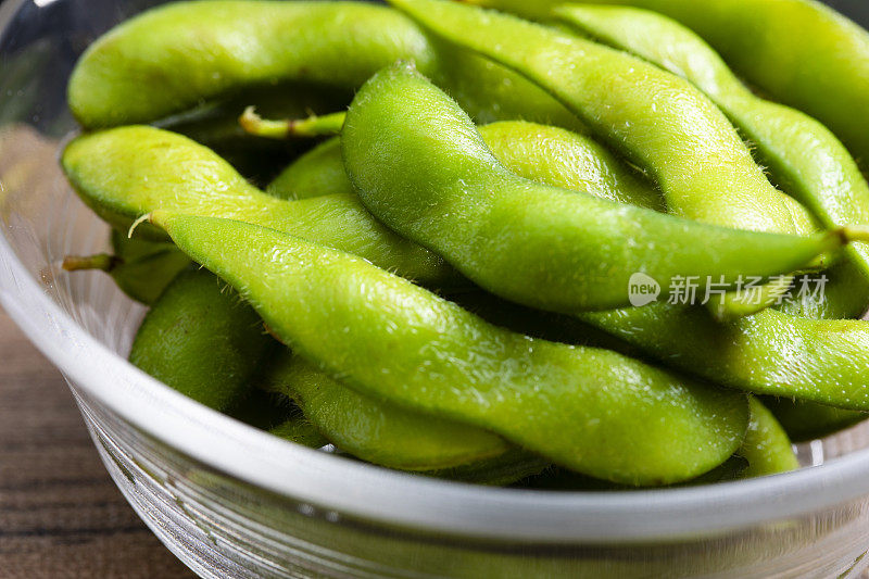 毛豆是日本人的最爱。煮熟后撒上盐即可食用。非常适合作为啤酒零食。