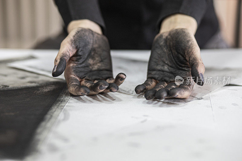 一个年轻的艺术家的手在木炭画库存照片