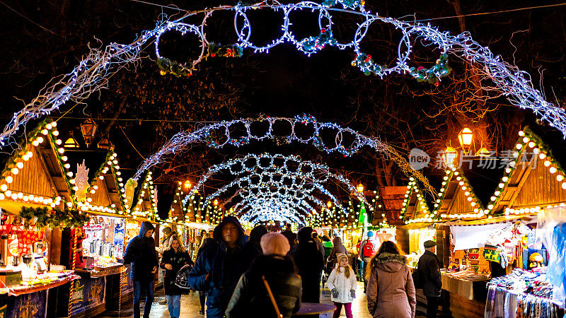 历史悠久的乌克兰利沃夫古城，人们走过圣诞市场