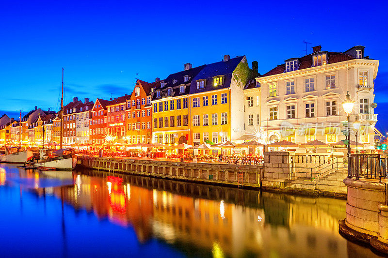 尼哈芬餐厅和娱乐区的市中心哥本哈根晚上