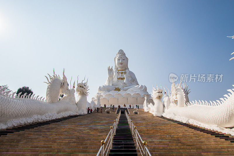 2020年1月19日，泰国北部清莱省Rimkok区:巨大的白色观音雕像和美丽的龙楼梯在华Pla康。