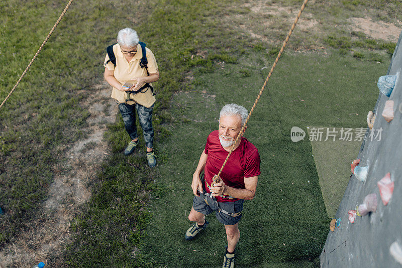 喜欢运动攀岩的老年人