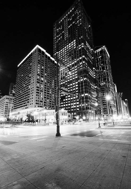 芝加哥的摩天大楼。黑色和白色。