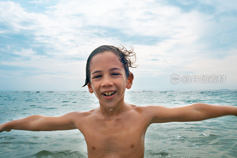 男孩夏天的乐趣在海上