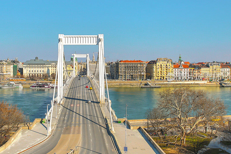 金属桥Erzsebet第一个悬挂布达佩斯连接两岸的景色到城市中心的部分全景从海岸的讨厌。