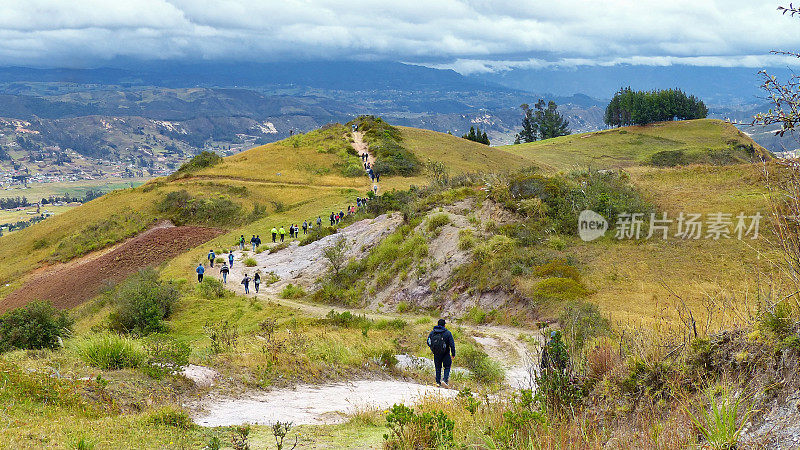 厄瓜多尔安第斯山脉徒步旅行路线上的游客