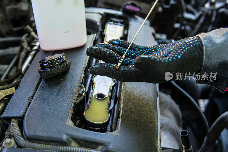 一个机械师检查汽车发动机的油位