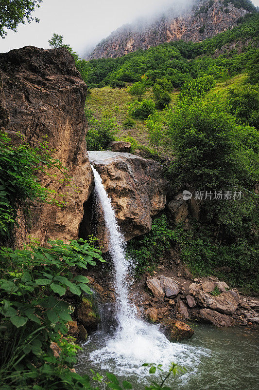 伊朗Masuleh古山村瀑布