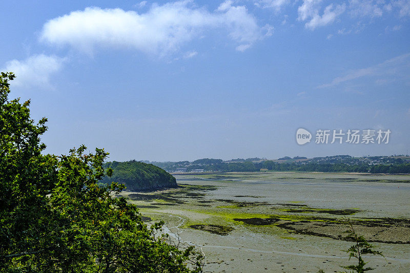 全景式的布列塔尼海岸线在退潮的海湾Paimpol