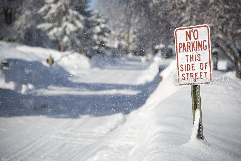 雪地路上禁止停车标志