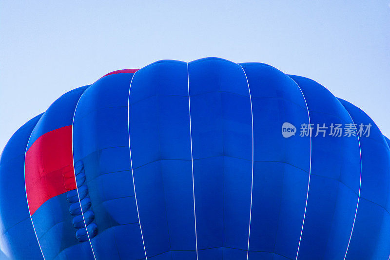 气球在高高的天空中飞翔。航空器特写。航空运动。燃烧的气体。鲜艳多彩的热气球。