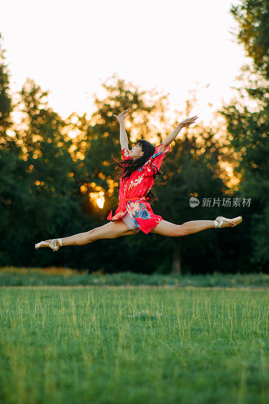 日本芭蕾舞演员在草坪上跳跃和表演体操麻线。