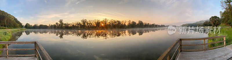 薄雾晨曦湖全景