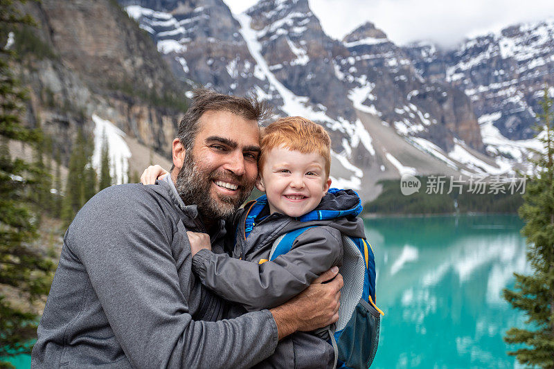 父亲和儿子的肖像在夏季冰碛湖