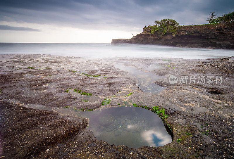 广角的海岸线海滩在日落自然景观热带海印度尼西亚，巴厘岛。