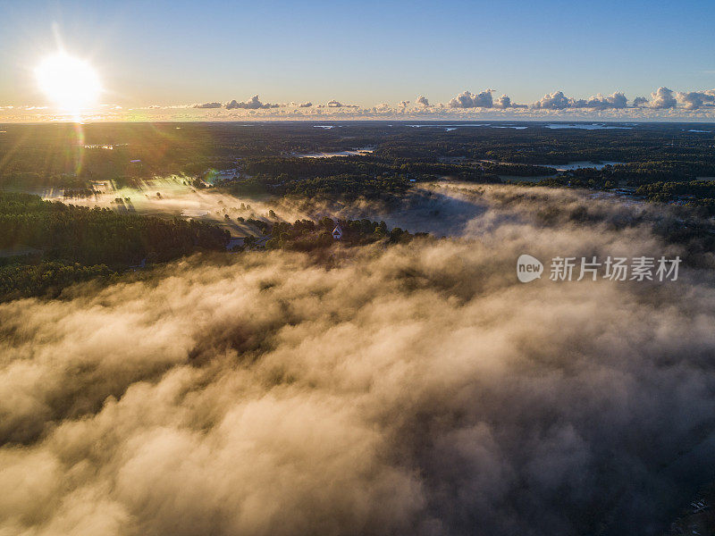 鸟瞰图在一个多雾的农村地区