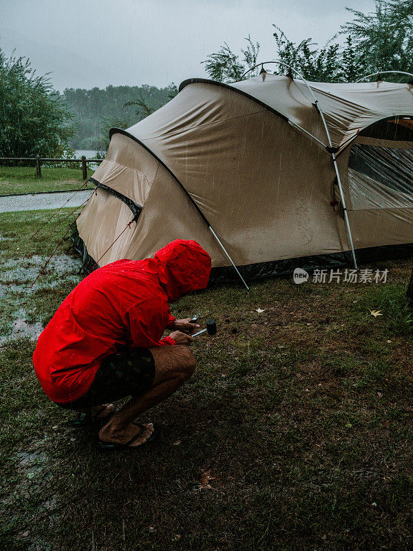 一名男子在露营时遭遇暴风雨