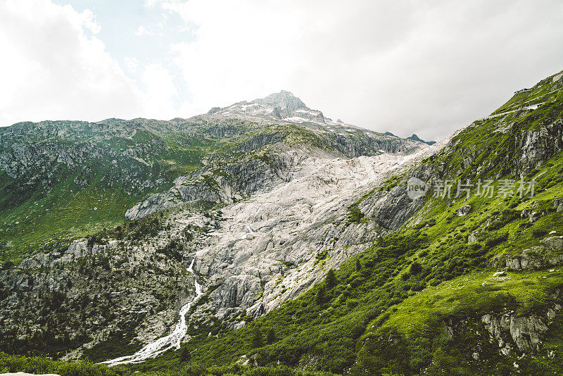 瑞士阿尔卑斯山的青山