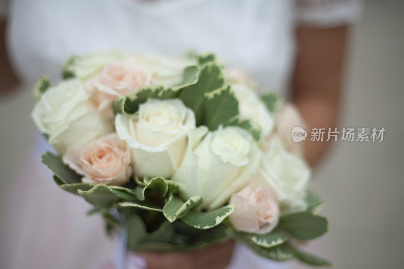 新娘的花束。女孩手里拿着玫瑰花。