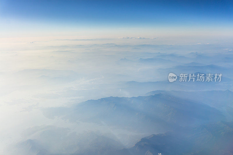 从飞机上俯瞰群山和云海