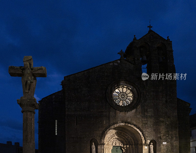 西班牙加利西亚的贝坦佐斯圣玛丽亚教堂的夜景照片