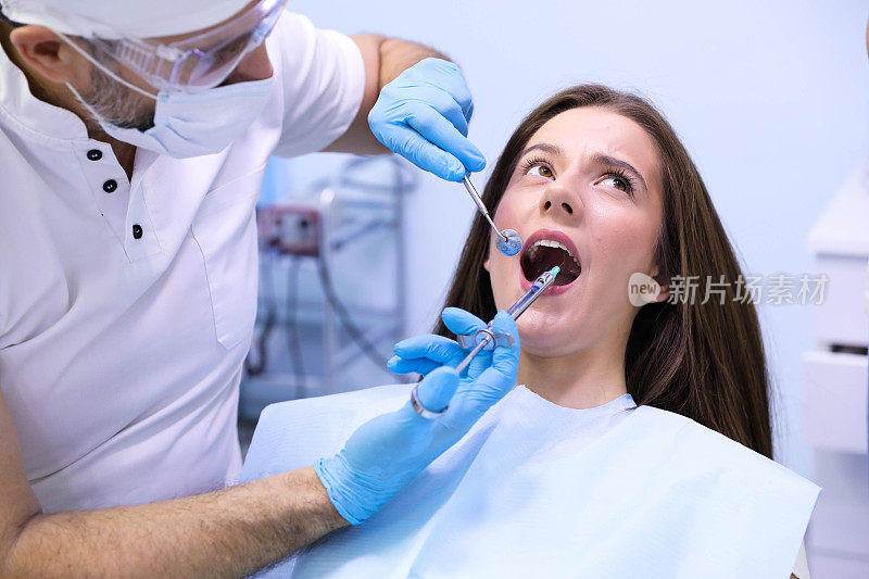 牙医与有轻微医学背景的病人一起工作