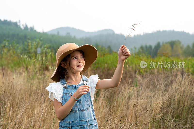 憧憬未来的有抱负的年轻女孩