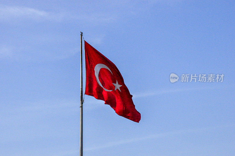 土耳其伊斯坦布尔市一面巨大的红色土耳其国旗。