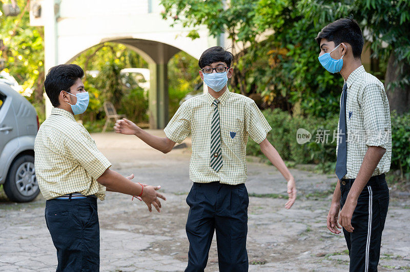 学生在学校练习社交距离，以确保新冠肺炎疫情期间的安全与防护。