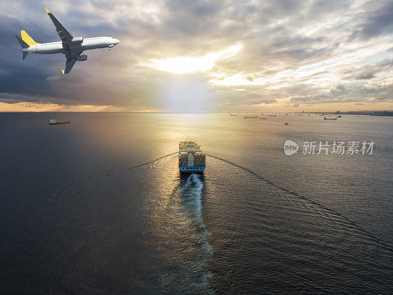 货轮和货机在日落天空的海洋，货运，航运