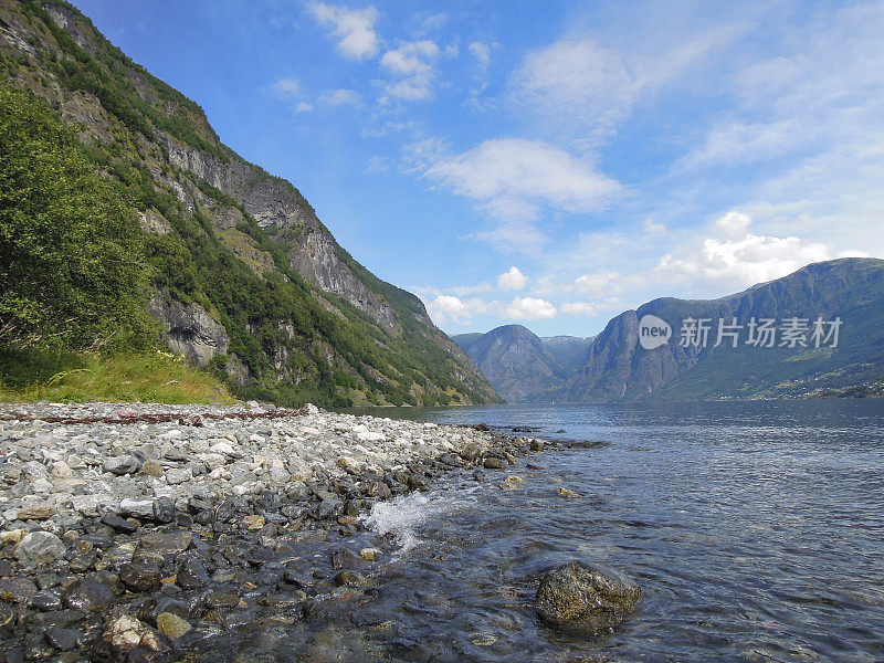 在一个美丽的夏日，从挪威的弗洛姆俯瞰奥兰峡湾