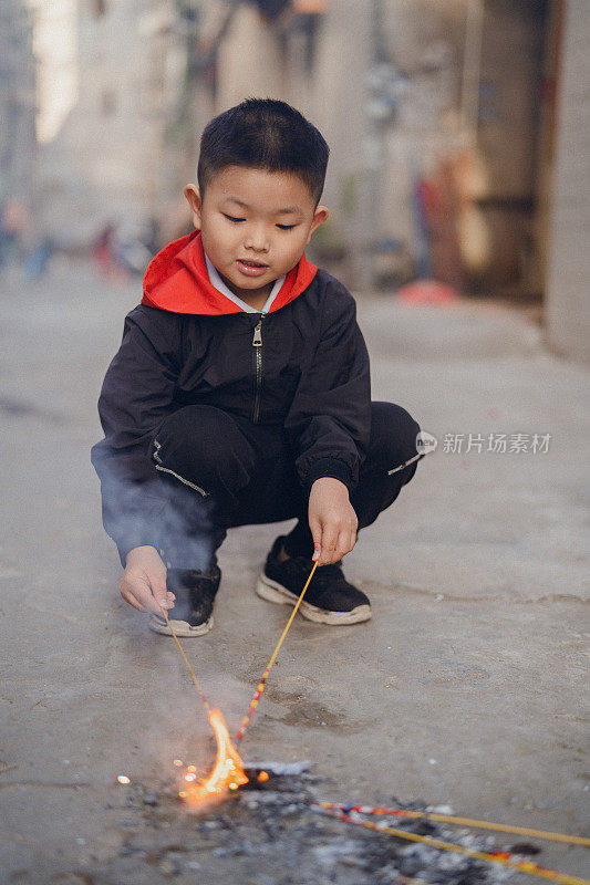 孩子烧烟花