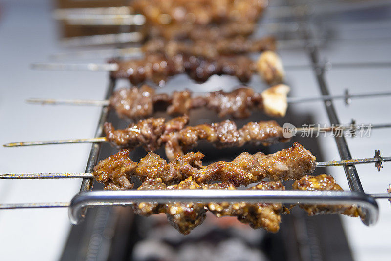 餐馆里烤肉架上的烤肉