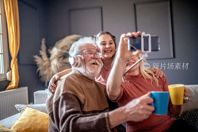 在新冠肺炎期间，祖父母和他们的孙女在家里玩得很开心