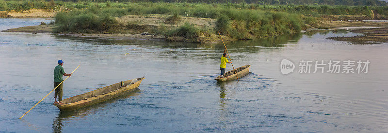 尼泊尔人在索拉哈河上的木筏上