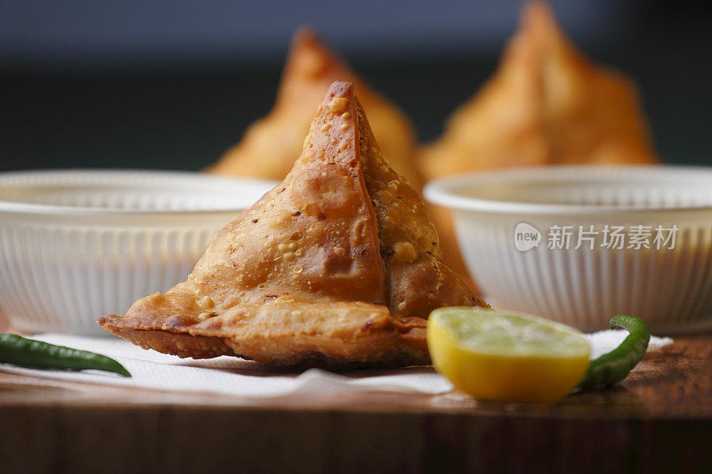 油炸萨莫萨三角饺