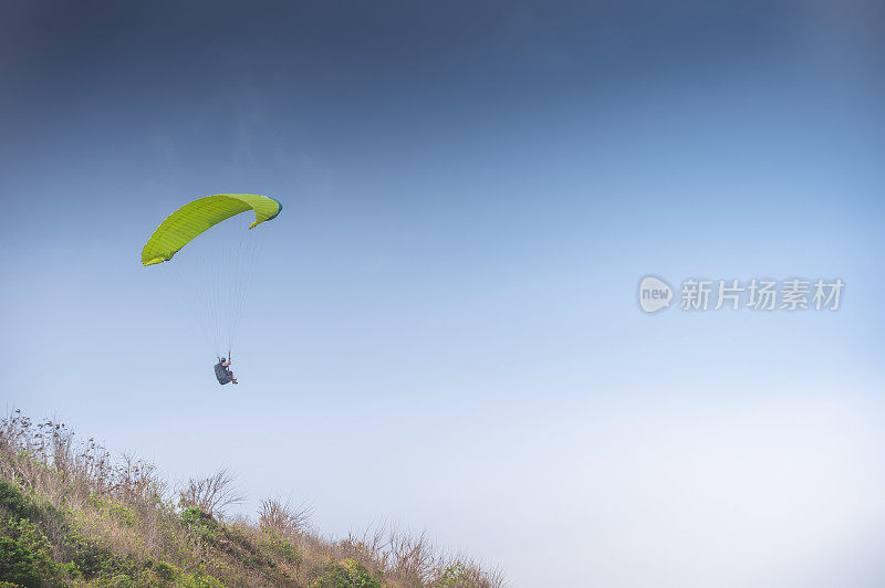 旅游活动滑翔伞在巴厘岛海滩印度尼西亚