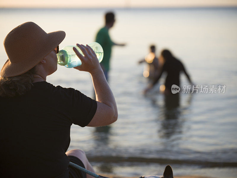 澳大利亚家庭在夏天的海滩玩水