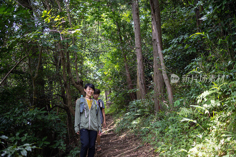 日本妇女在大自然中徒步旅行