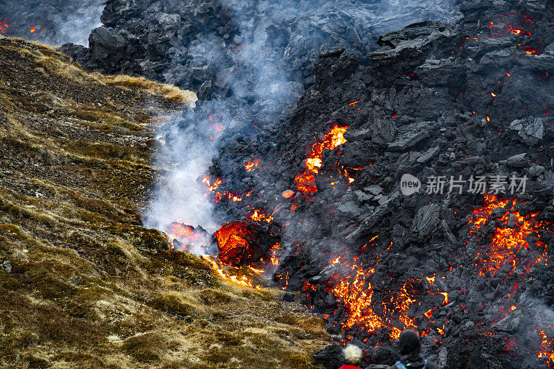 从冰岛活火山流出的熔岩