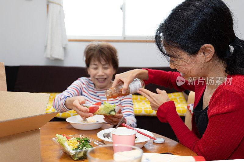 享用外卖食品的家庭