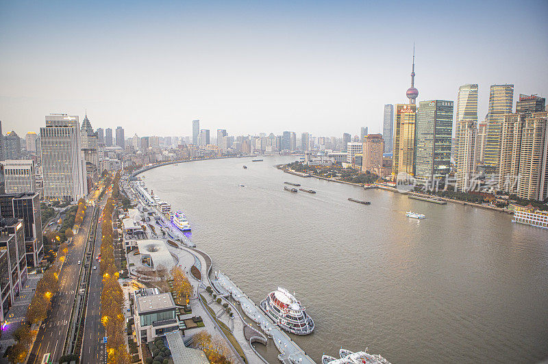 上海外滩万国建筑博览群在黄浦江畔上