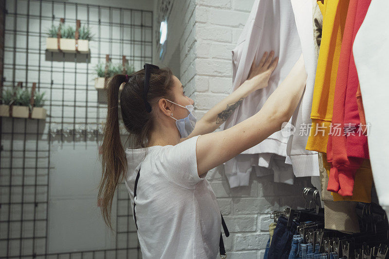 女孩在商店里挑选衣服