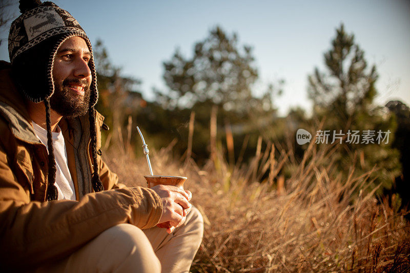 一个男人在冬天的傍晚喝酒