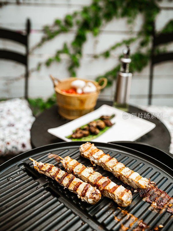 烤架上的鸡肉串和蔬菜