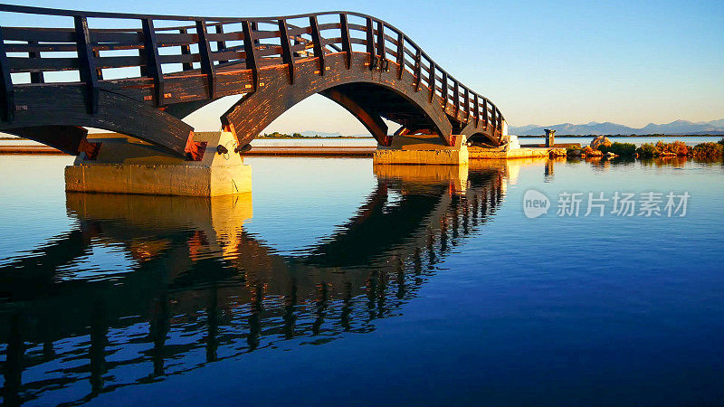 希腊Lefkada岛的木桥。木桥横跨莱夫卡达运河莱夫卡达镇莱夫卡达岛希腊爱奥尼亚群岛