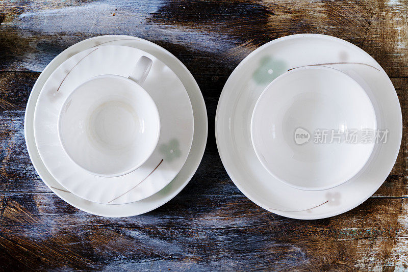 静物:桌上有碗和盘子