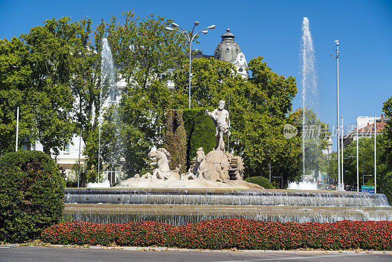 海王星喷泉(1786)在马德里，西班牙