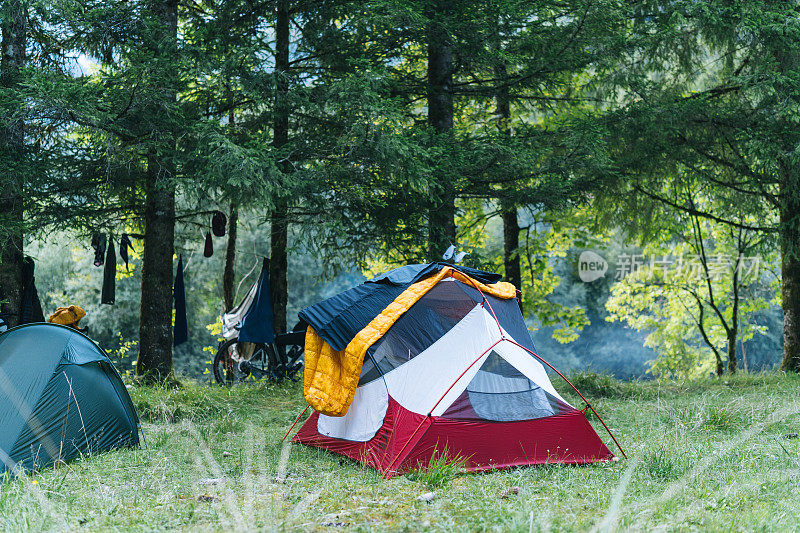 在森林露营地的砾石自行车和帐篷