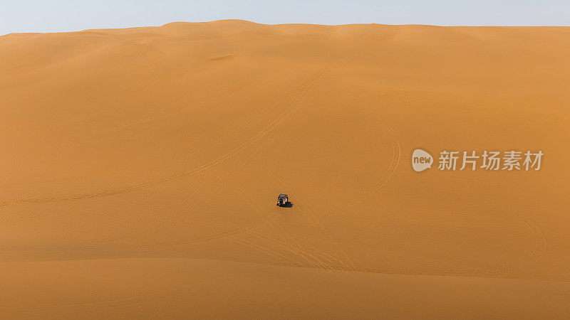 风景4X4汽车驾驶沙丘沿纳米比亚海岸